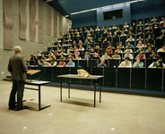 800729 Afbeelding van de docent en studenten tijdens een college in de collegezaal van de Faculteit Diergeneeskunde ...